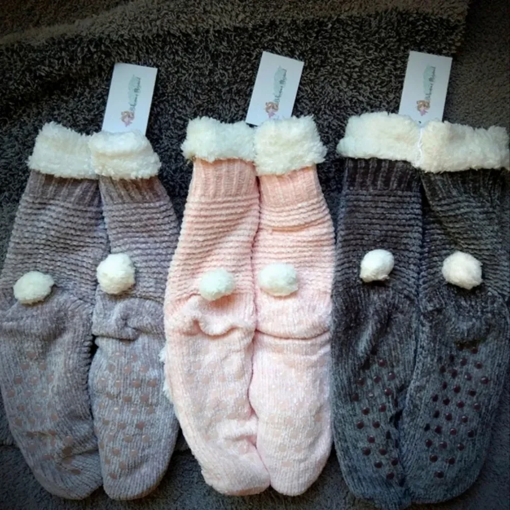 🍒NWT🍒 SNOW BUNNY NONSLIP SLIPPER SOCKS